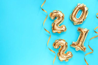 Renkli arka planda 2021 şekilli balonlar. Yeni yıl kutlaması