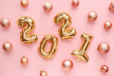 Yeni Yıl kompozisyonu balonlar şekil 2021 renk arkaplan üzerinde