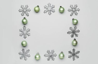 Işık arka planında güzel bir Noel kompozisyonu