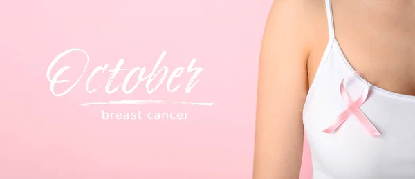 Жінка Рожевою Стрічкою Текстом Жовтневий Рак Молочної Залози Кольоровому Фоні — стокове фото