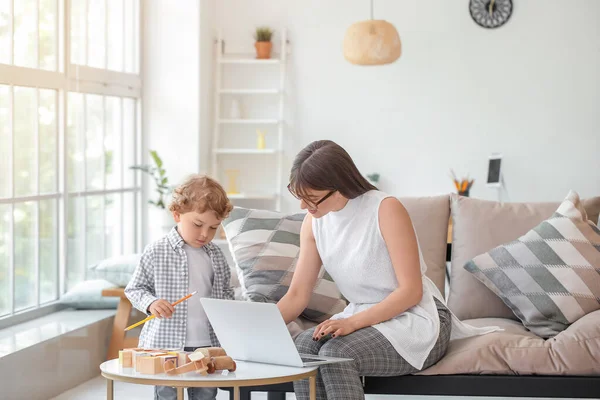 Arbeitende Mutter Mit Kleinem Sohn Hause — Stockfoto