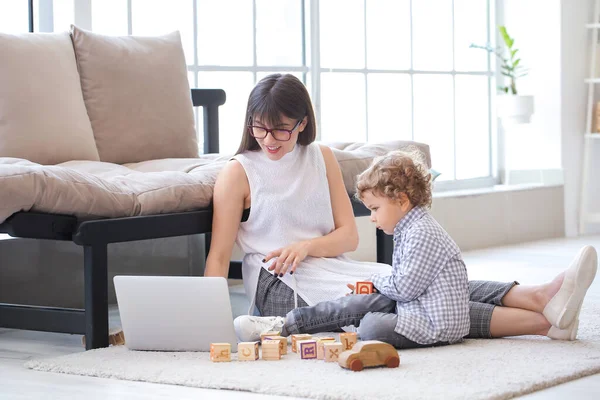 Working Mother Little Son Home — Stock Photo, Image