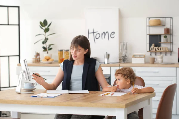 Arbeitende Mutter Mit Kleinem Sohn Der Heimischen Küche — Stockfoto