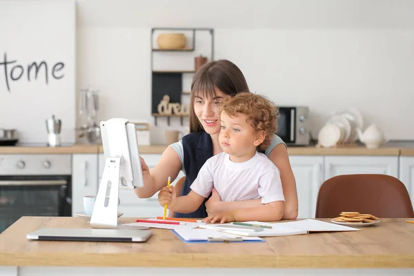 Working Mother Little Son Kitchen Home — Stock Photo, Image