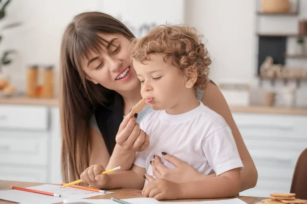 Mãe Trabalhadora Com Filho Pequeno Cozinha Casa — Fotografia de Stock