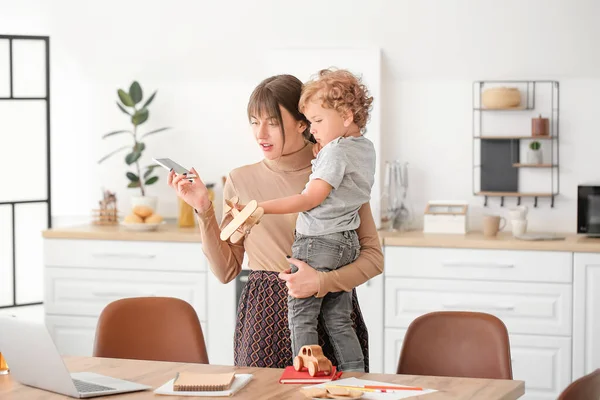 Mãe Trabalhadora Com Filho Pequeno Cozinha Casa — Fotografia de Stock