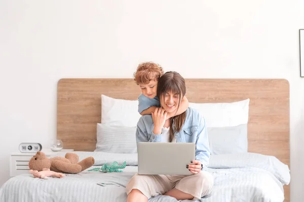 Working Mother Little Son Bedroom Home — Stock Photo, Image