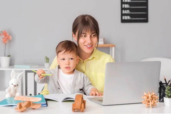 Ofiste Oğluyla Çalışan Bir Anne — Stok fotoğraf