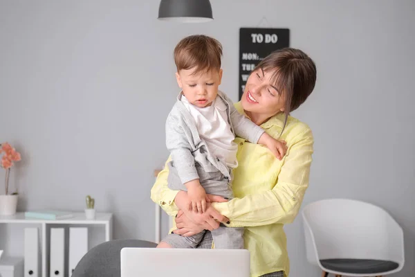 Ofiste Oğluyla Çalışan Bir Anne — Stok fotoğraf