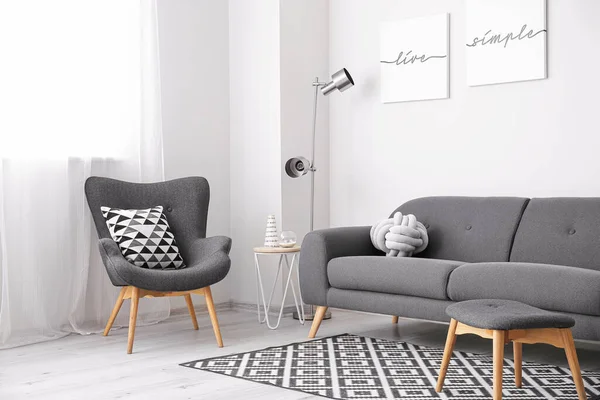 灰色の家具付きのリビングルームのスタイリッシュなインテリア — ストック写真