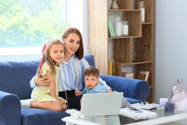 Berufstätige Mutter Mit Kleinen Kindern Hause — Stockfoto