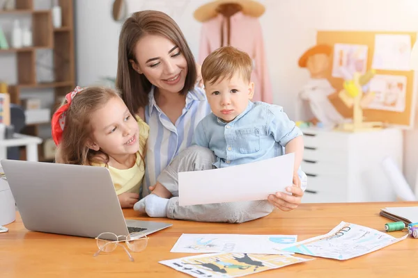 Madre Trabajadora Con Niños Traviesos Taller — Foto de Stock