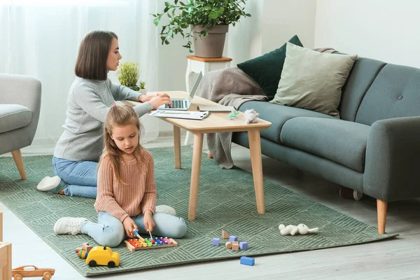 Working Mother Little Daughter Home — Stock Photo, Image