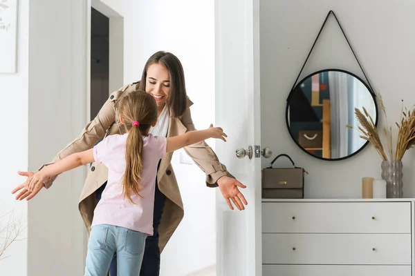 Feliz Hija Conociendo Madre Después Del Trabajo Casa — Foto de Stock