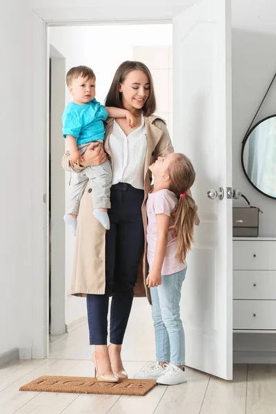 Bambini Felici Che Incontrano Madre Dopo Lavoro Casa — Foto Stock