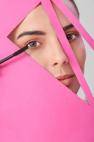 Hermosa Mujer Joven Con Rímel Visible Través Papel Color Cortado — Foto de Stock