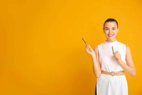 Vacker Ung Kvinna Med Mascara Färg Bakgrund — Stockfoto