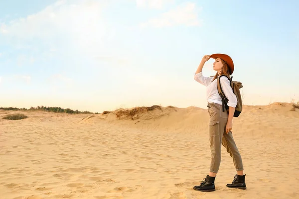 Schöne Modische Junge Frau Mit Rucksack Der Wüste — Stockfoto