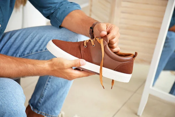 Hombre Elegir Nuevos Zapatos Tienda Moderna — Foto de Stock