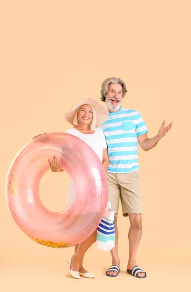 Mature Couple Inflatable Ring Color Background — Stock Photo, Image