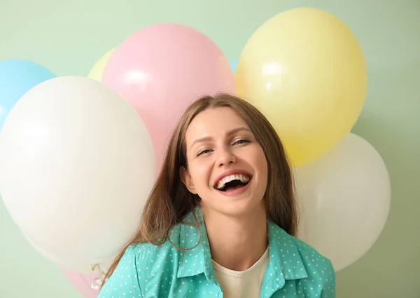 Mujer Joven Con Globos Sobre Fondo Color — Foto de Stock