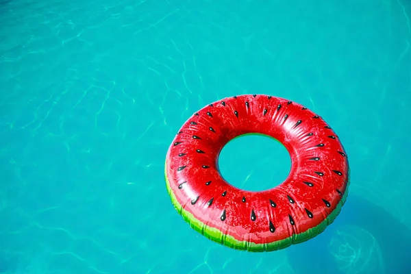 Modern Yüzme Havuzunda Şişme Halka — Stok fotoğraf