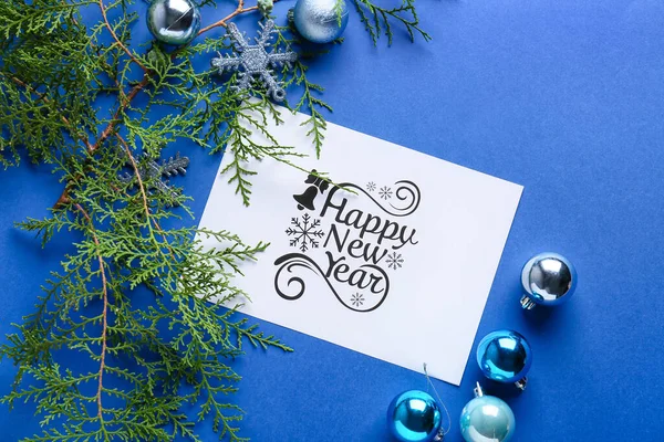 色の背景に新年挨拶カードと美しい組成物 — ストック写真