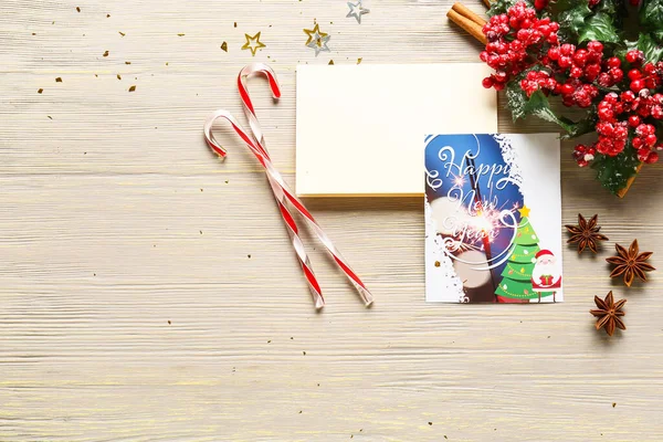 木製の背景に新年の挨拶カードと美しい組成物 — ストック写真
