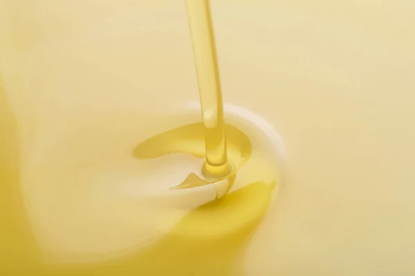 Gießen Von Frischem Olivenöl Nahaufnahme — Stockfoto