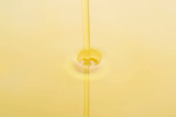 Заливка Свіжої Оливкової Олії Крупним Планом — стокове фото