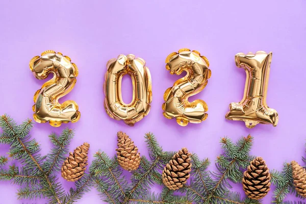 Şekil 2021 Şeklindeki Balonlar Renk Arkaplanındaki Köknar Dalları Yeni Yıl — Stok fotoğraf
