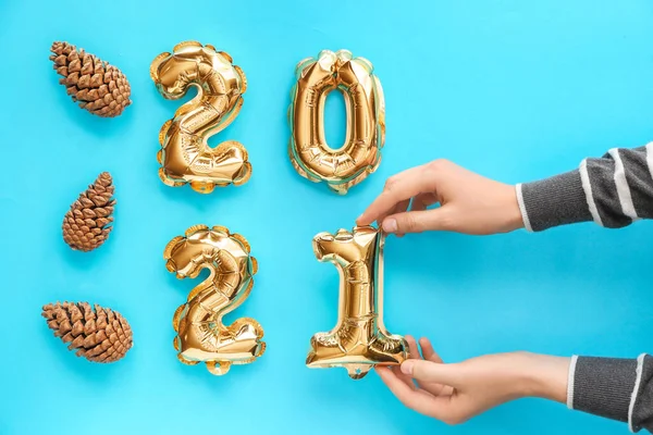 Mãos Com Balões Forma Figura 2021 Cones Sobre Fundo Colorido — Fotografia de Stock