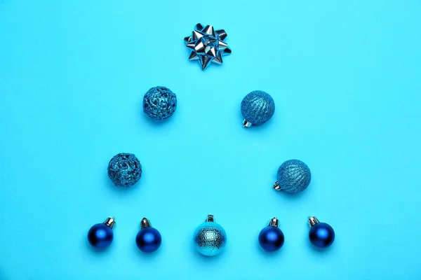 色の背景に美しいクリスマスの組成 — ストック写真