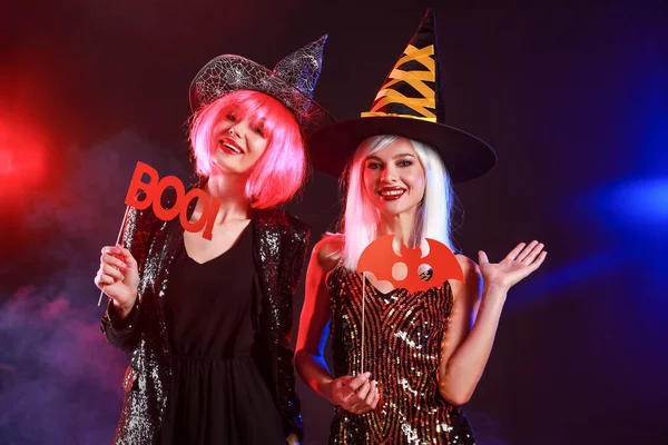 Belle Giovani Streghe Sfondo Scuro Festa Halloween — Foto Stock