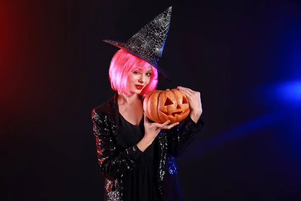 Mooie Jonge Heks Met Halloween Pompoen Donkere Achtergrond — Stockfoto