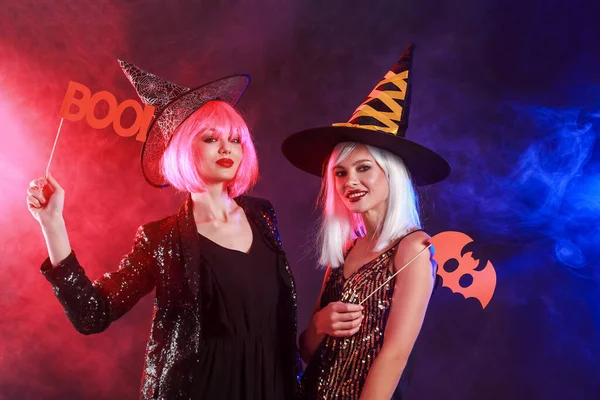 Mooie Jonge Heksen Donkere Achtergrond Halloween Viering — Stockfoto