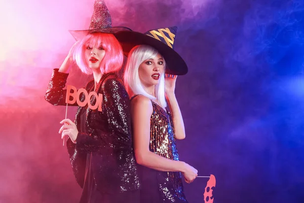 Mooie Jonge Heksen Donkere Achtergrond Halloween Viering — Stockfoto