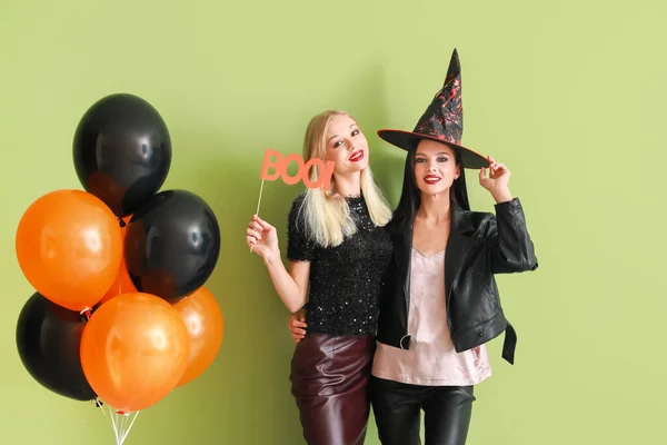 Hermosas Mujeres Jóvenes Con Globos Decoración Halloween Sobre Fondo Color —  Fotos de Stock