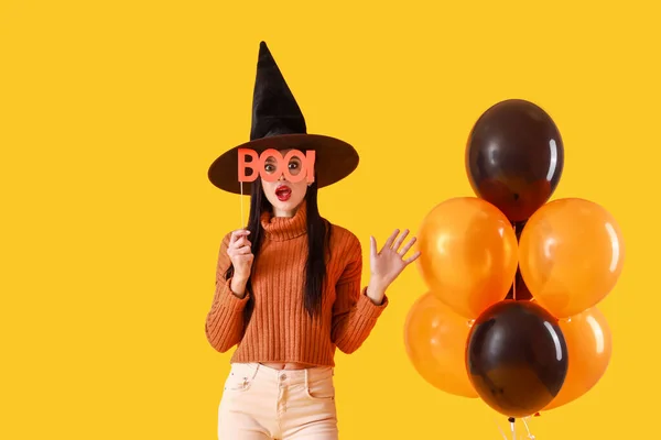 Bruxa Jovem Bonita Com Balões Fundo Cor Celebração Halloween — Fotografia de Stock