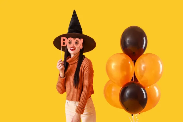 Bruxa Jovem Bonita Com Balões Fundo Cor Celebração Halloween — Fotografia de Stock