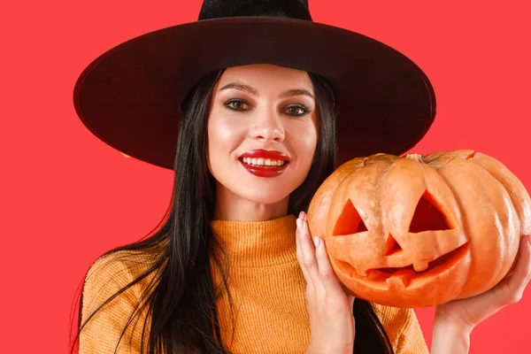Piękna Młoda Czarownica Dynią Halloween Tle Koloru — Zdjęcie stockowe