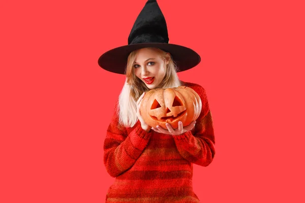 Mooie Jonge Heks Met Halloween Pompoen Kleur Achtergrond — Stockfoto