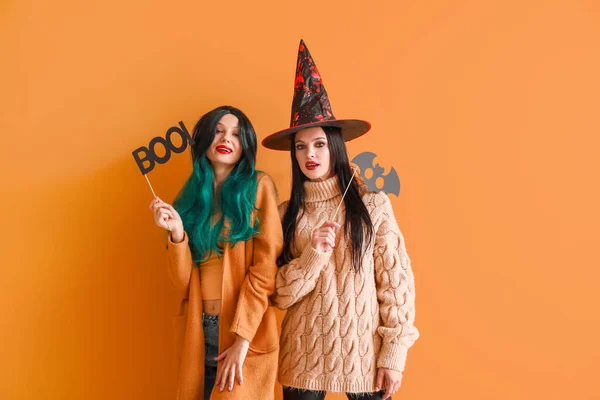 Belles Jeunes Femmes Avec Décor Halloween Sur Fond Couleur — Photo