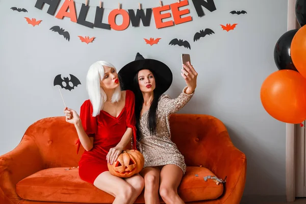 Jovens Mulheres Bonitas Tomando Selfie Festa Halloween — Fotografia de Stock