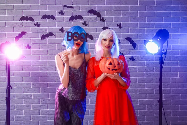 Schöne Junge Frauen Auf Halloween Party — Stockfoto