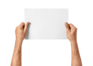 Beyaz zemin üzerinde boş kağıt olan erkek eller