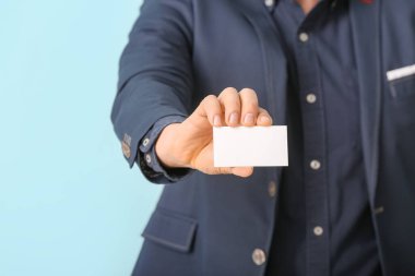 Boş kartviziti olan adam, yakın plan.