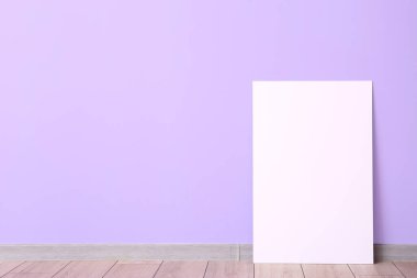 Renk duvarının yanındaki boş poster
