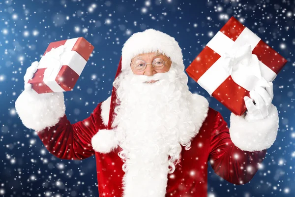 Père Noël Avec Des Cadeaux Sur Fond Bleu — Photo