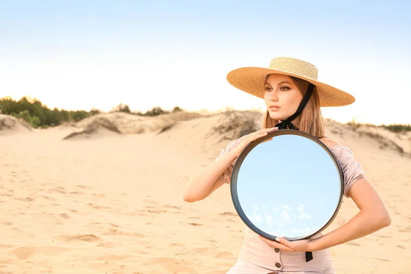 Красивая Модная Молодая Женщина Зеркалом Пустыне — стоковое фото